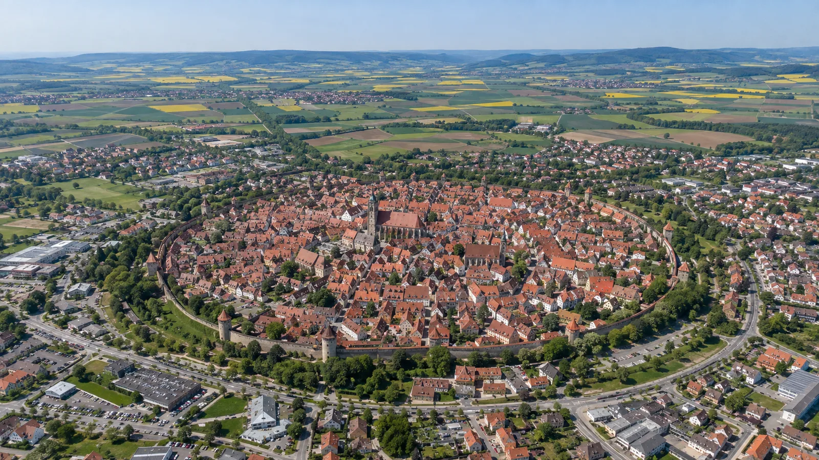 Nördlingen von oben mit der kreisrunden Stadtmauer im Ries-Krater