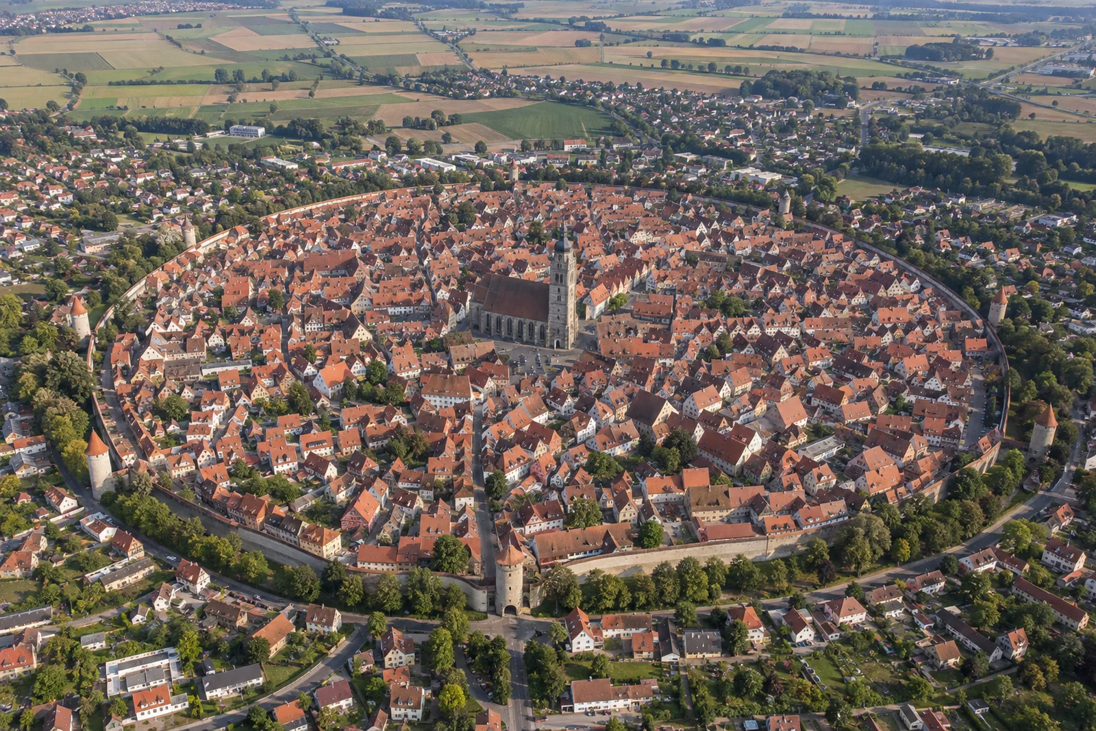 Nördlingen von oben, kreisrunde Stadtmauer im Krater sichtbar