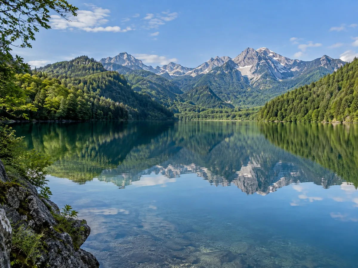 Der Alpsee bei Hohenschwangau mit Bergpanorama im Hintergrund